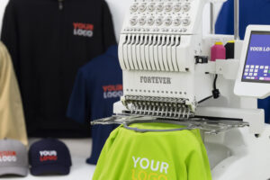 комп’ютерна вишивка логотипів на одязі — вишивальна машина та брендований текстиль