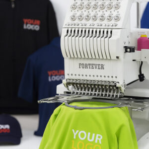 комп’ютерна вишивка логотипів на одязі — вишивальна машина та брендований текстиль