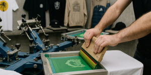 шовкотрафарет вручну — нанесення фарби через трафарет на футболку