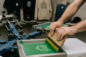 шовкотрафарет вручну — нанесення фарби через трафарет на футболку