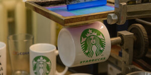 трафарет 360 друк на чашці — процес шовкотрафаретного нанесення логотипу