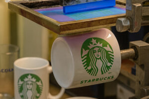 трафарет 360 друк на чашці — процес шовкотрафаретного нанесення логотипу