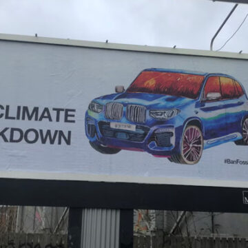 Зелені активісти «перехопили» рекламні білборди Toyota по всій Європі