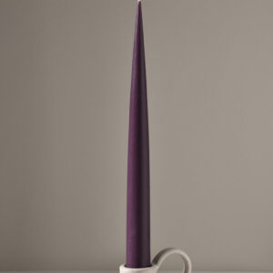 Фіолетові крафтові столові свічки ручної роботи з бджолиного воску з логотипом