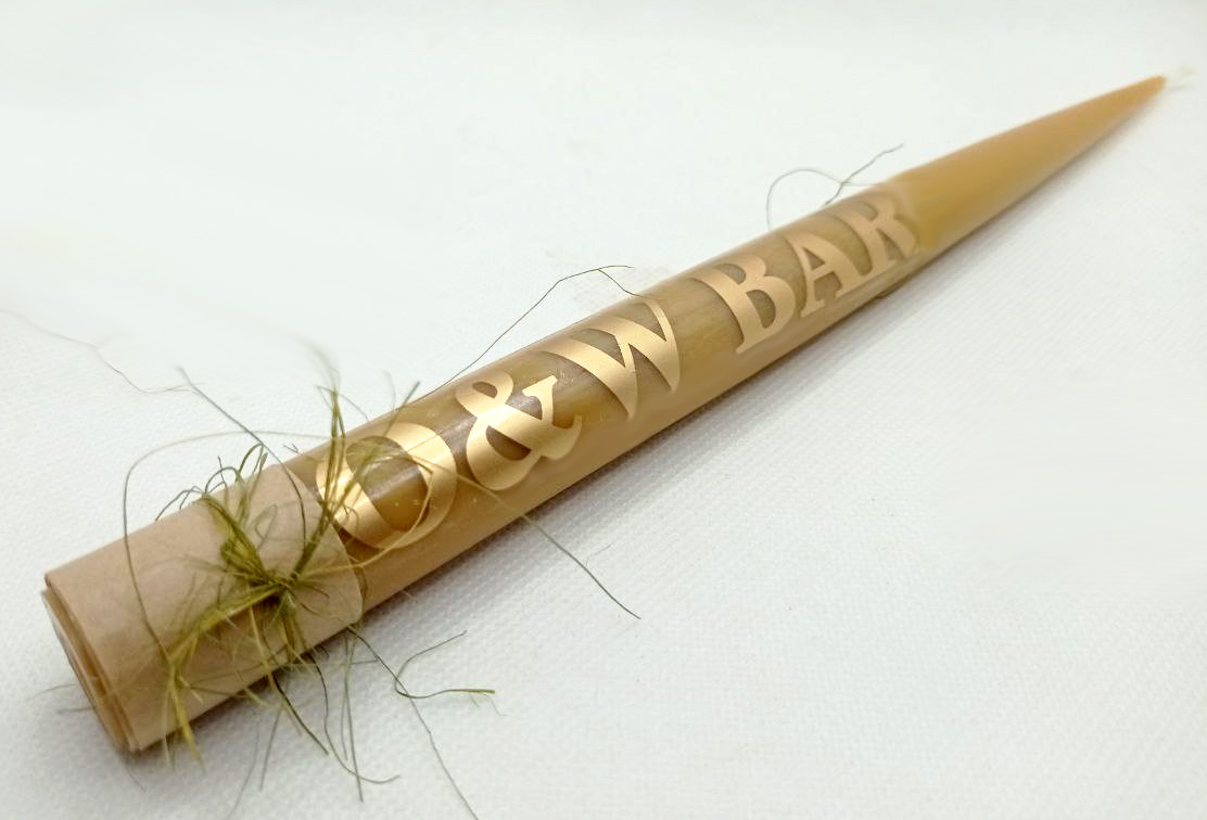 Крафтова столова свічка ручної роботи з бджолиного воску з логотипом OW BAR