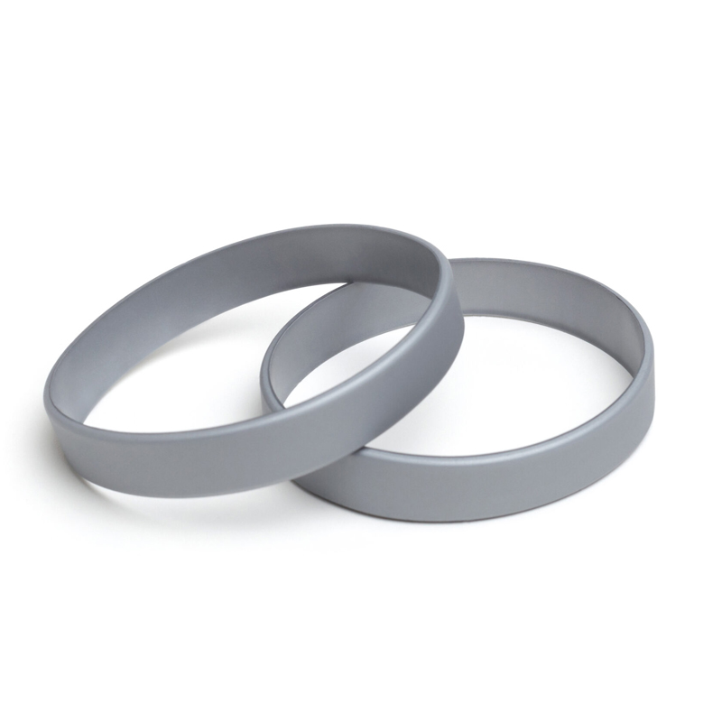 сірі силіконові браслети з логотипом