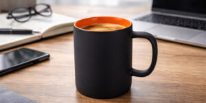 Горнятко керамічне Greamy ТМ Discover софт тач чорне з кольоровою внутрішньою поверхнею на робочому столі