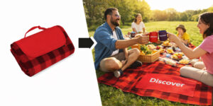 Килимок Picnic TM Discover з логотипом у використанні на пікніку з людьми на природі