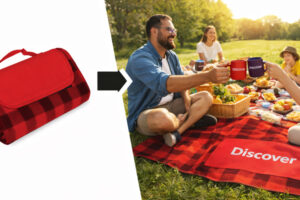 Килимок Picnic TM Discover з логотипом у використанні на пікніку з людьми на природі