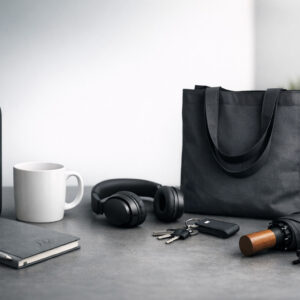 Мінімалістичний корпоративний мерч без логотипу: термочашка, блокнот, шопер та аксесуари в стриманому дизайні