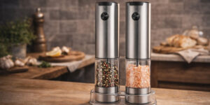 Електричні млини для солі та перцю Picante2 на кухонній стільниці в інтер’єрі