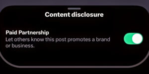 нфлюенсер публікує рекламний пост у соцмережі з міткою paid partnership, інтерфейс соціальної платформи та елементи digital-маркетингу