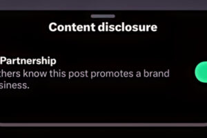 нфлюенсер публікує рекламний пост у соцмережі з міткою paid partnership, інтерфейс соціальної платформи та елементи digital-маркетингу