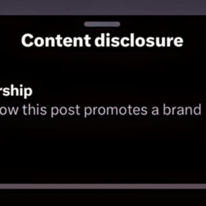 нфлюенсер публікує рекламний пост у соцмережі з міткою paid partnership, інтерфейс соціальної платформи та елементи digital-маркетингу