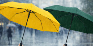 Парасоля складна Lido TM Discover жовта та зелена під дощем у місті