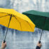 Парасоля складна Lido TM Discover жовта та зелена під дощем у місті