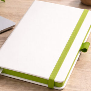 Записна книжка A5 Blanco з зеленою резинкою на робочому столі з ноутбуком та кавою