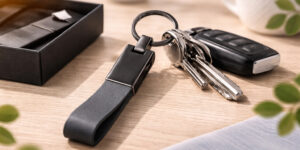 брелок для ключів Amulet TM Discover з металу та еко-шкіри з ключами на столі