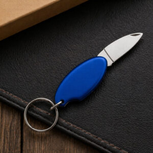 Брелок для ключів Drop TM Discover з металевим лезом на темній поверхні, синій корпус