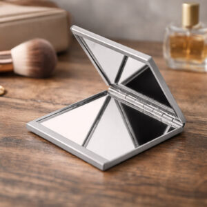 Компактне складне дзеркало Glaz TM Discover у відкритому вигляді на дерев’яній поверхні