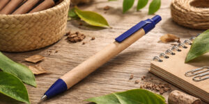 еко-ручка кулькова Astrada з паперовим корпусом та синіми елементами на дерев’яній поверхні серед природних матеріалів