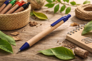 еко-ручка кулькова Astrada з паперовим корпусом та синіми елементами на дерев’яній поверхні серед природних матеріалів