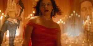 Flick Your Bic повертається — жінка в червоній сукні серед свічок у атмосферній рекламній сцені Bic