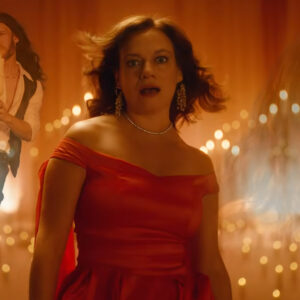 Flick Your Bic повертається — жінка в червоній сукні серед свічок у атмосферній рекламній сцені Bic