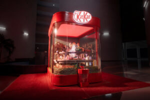 KitKat Slowest Vending Machine in the World — креативний вендінговий автомат з мініатюрним світом всередині