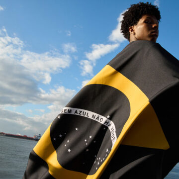 Lifeless Flag кампанія — синій річковий дельфін і зелений ліс у жовтому ромбі прапора Бразилії як символ залежності природи від океану