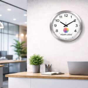 Настінний годинник TimeWheel 40 см із логотипом компанії на стіні в офісі на ресепшені