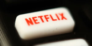 Netflix перевиконав плани щодо доходів логотип на кнопці пульта стримінг сервісу