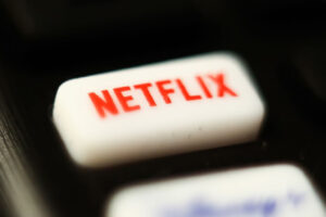 Netflix перевиконав плани щодо доходів логотип на кнопці пульта стримінг сервісу