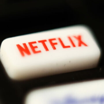Netflix перевиконав плани щодо доходів логотип на кнопці пульта стримінг сервісу