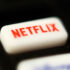 Netflix перевиконав плани щодо доходів логотип на кнопці пульта стримінг сервісу