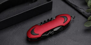 ніж Flint TM Discover багатофункціональний червоний у закритому вигляді на темному фоні