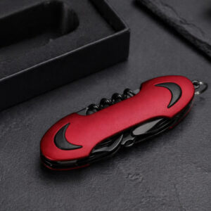 ніж Flint TM Discover багатофункціональний червоний у закритому вигляді на темному фоні