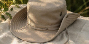 Панама Australia ТМ Floyd з бавовни світлого кольору з широкими полями на природному фоні