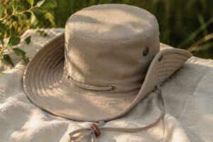 Панама Australia ТМ Floyd з бавовни світлого кольору з широкими полями на природному фоні