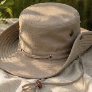 Панама Australia ТМ Floyd з бавовни світлого кольору з широкими полями на природному фоні