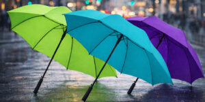 парасоля-тростина Odessa різних кольорів на вулиці під дощем у міському середовищі