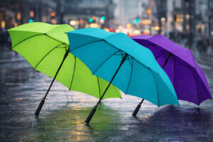 парасоля-тростина Odessa різних кольорів на вулиці під дощем у міському середовищі