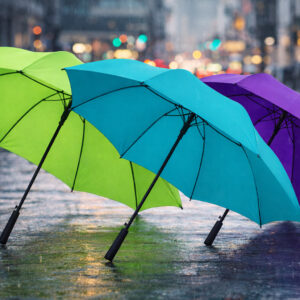 парасоля-тростина Odessa різних кольорів на вулиці під дощем у міському середовищі