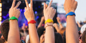 RFID силіконові браслети з логотипом на руках відвідувачів під час івенту