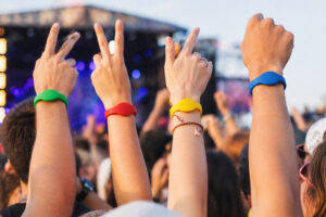 RFID силіконові браслети з логотипом на руках відвідувачів під час івенту