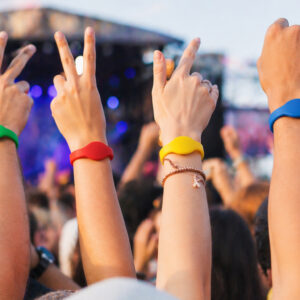 RFID силіконові браслети з логотипом на руках відвідувачів під час івенту