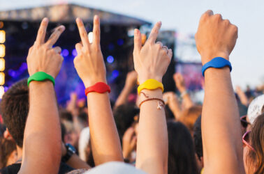 RFID силіконові браслети з логотипом на руках відвідувачів під час івенту