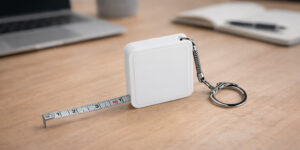 рулетка-брелок Meter 1м ТМ Discover на дерев’яному столі в офісі