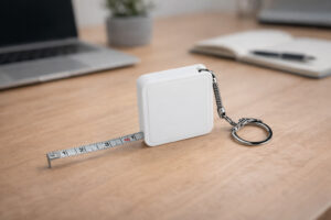 рулетка-брелок Meter 1м ТМ Discover на дерев’яному столі в офісі