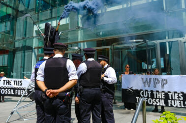 WPP та нафтовий грінвошинг — протестувальники біля офісу рекламного холдингу в Лондоні
